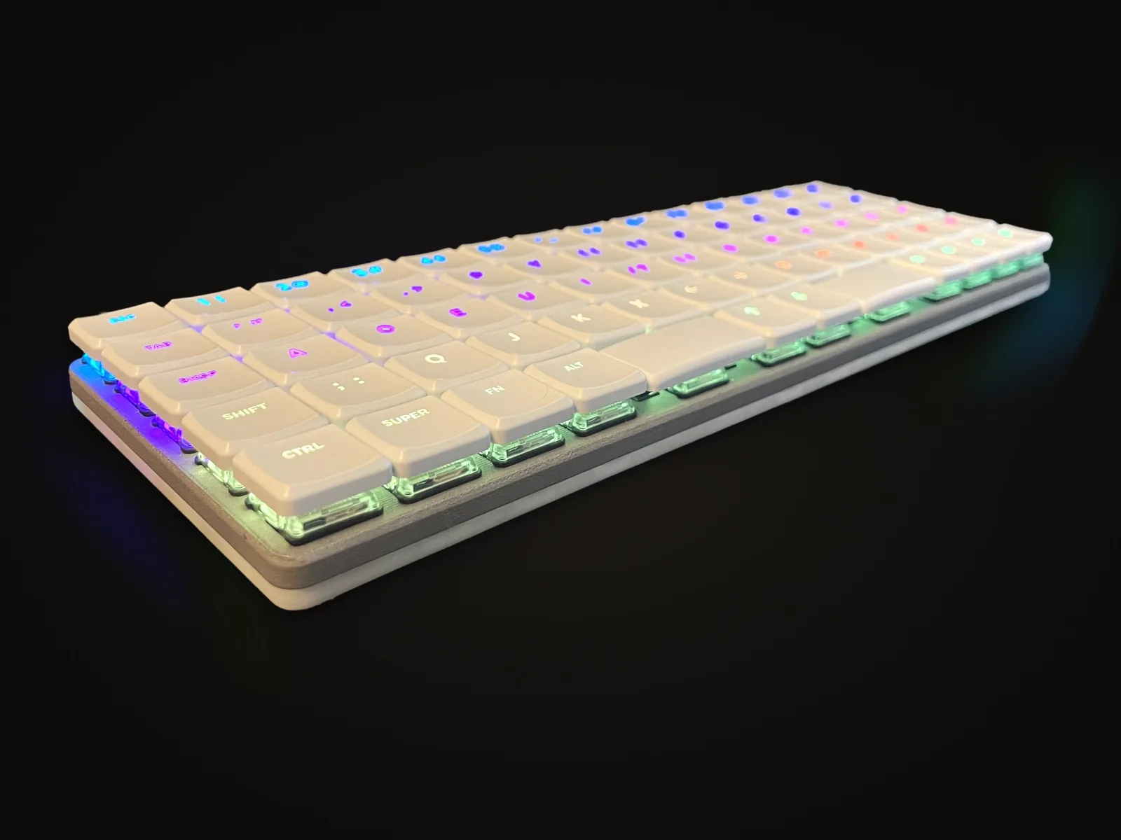A KeBe seen from the side, its white keycaps in rows